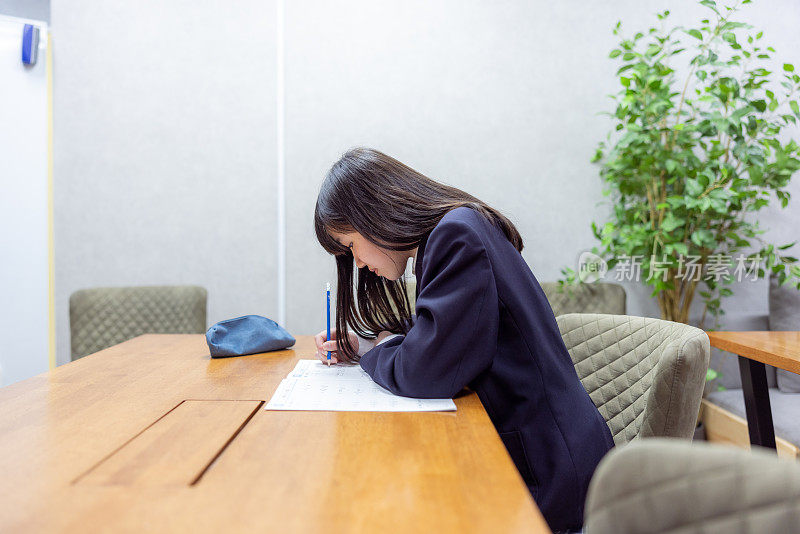 穿着校服在私立学校学习的少女侧视图