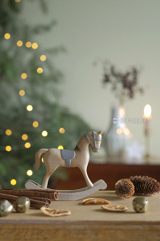 摇马，马铃，松果和肉桂作为圣诞节的餐桌装饰