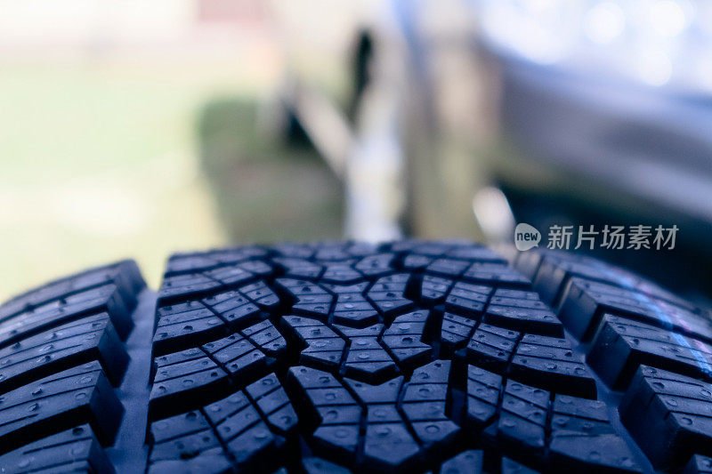 汽车冬季轮胎纹理方案。胎面花纹。冬天用的橡胶轮子。汽车轮胎特写