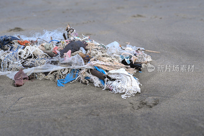 塑料垃圾被冲上海滩