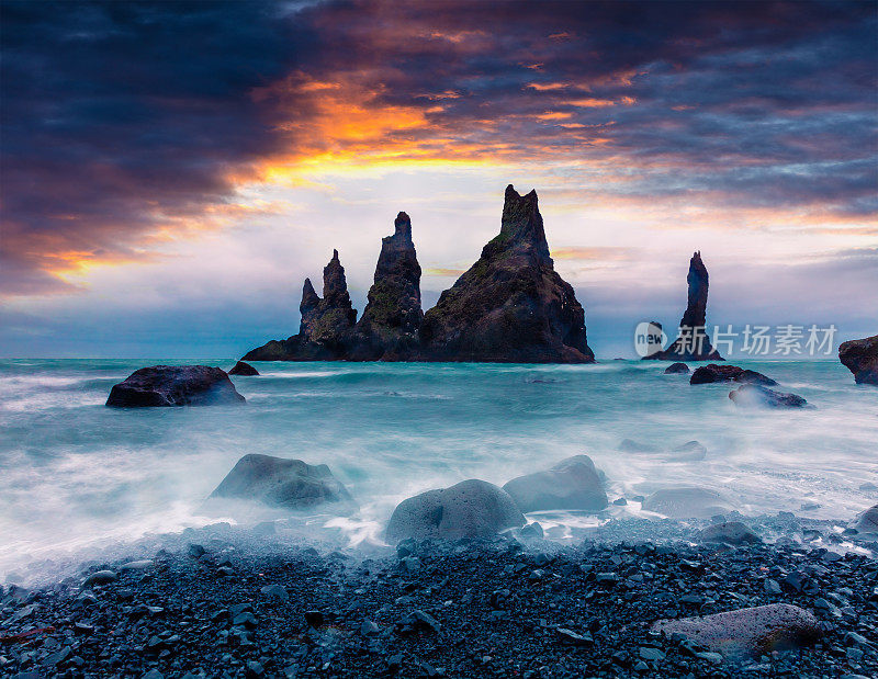 大西洋雷尼斯德朗格悬崖的壮观海景。五彩缤纷的夏日日出在冰岛南部，维克村位置，欧洲。艺术风格的后期处理照片。