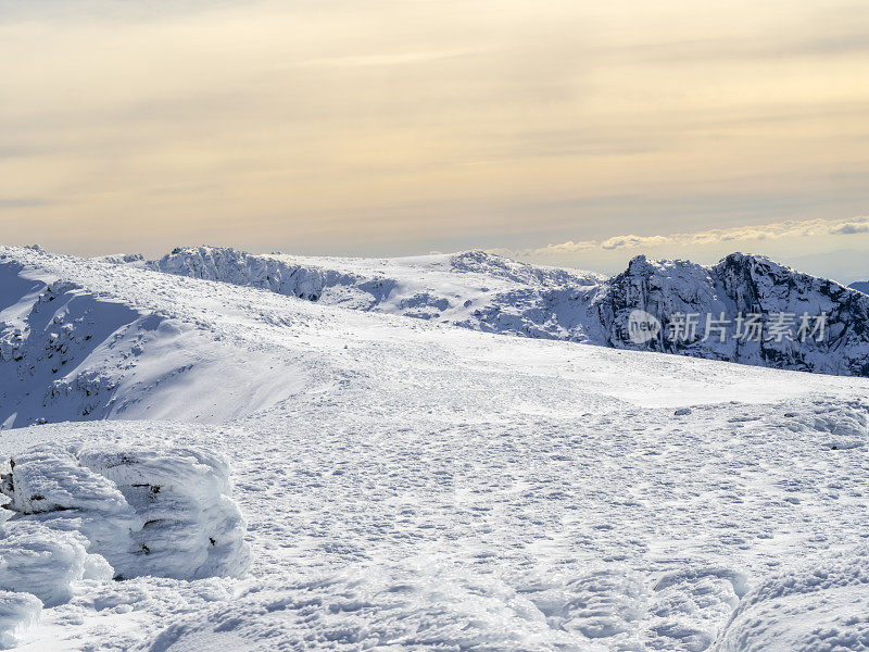 冬季高山白雪皑皑的冬季景观