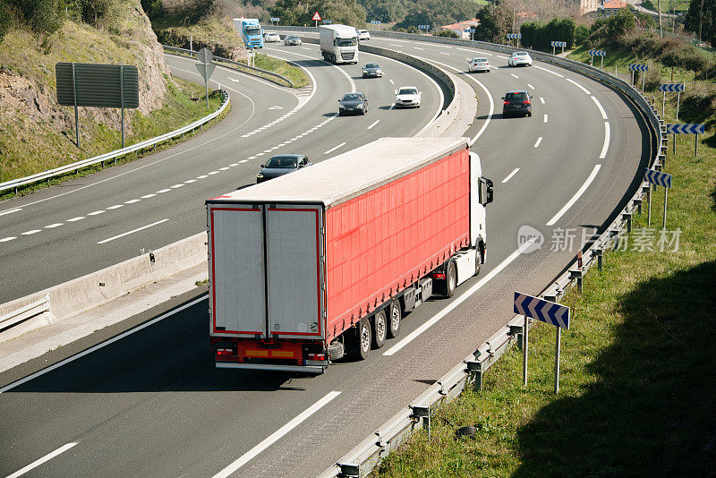 高速公路上的半挂车