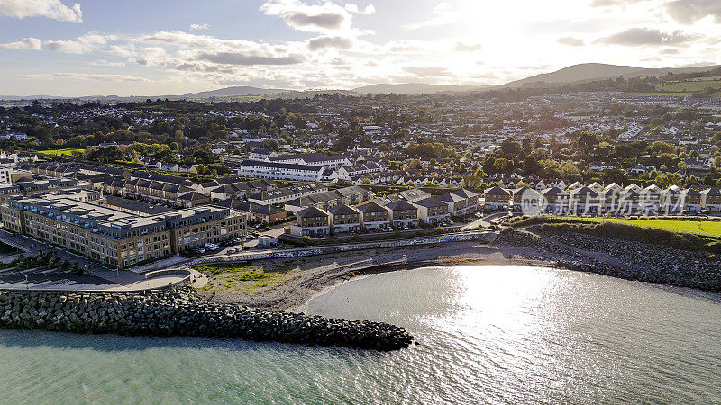 鸟瞰爱尔兰的威克洛郡的格雷斯通市，鸟瞰欧洲的港口城市，拥有美丽建筑的城市