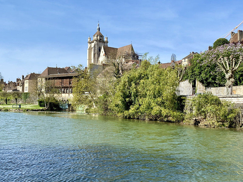 法国-多尔村-建筑的老城区和水道与绿色的水