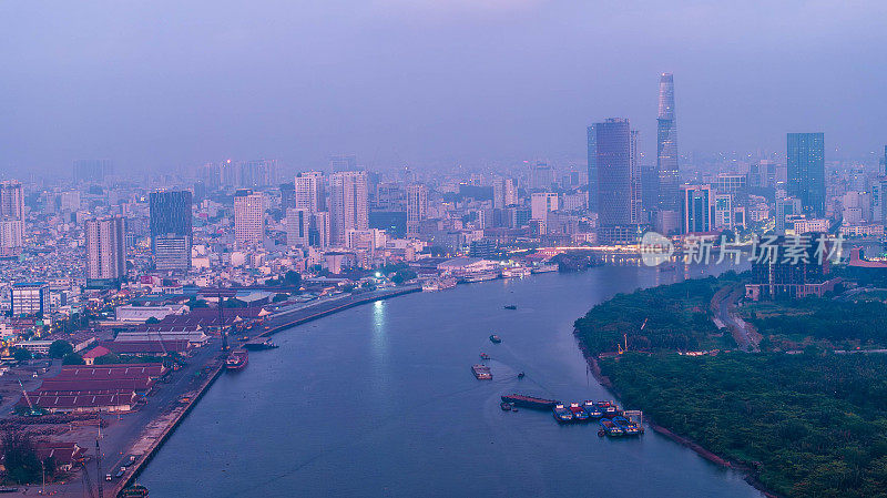 鸟瞰胡志明市，越南，美丽的摩天大楼沿河光顺城市发展