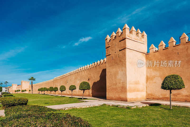 摩洛哥麦地那。风景如画的中世纪城墙