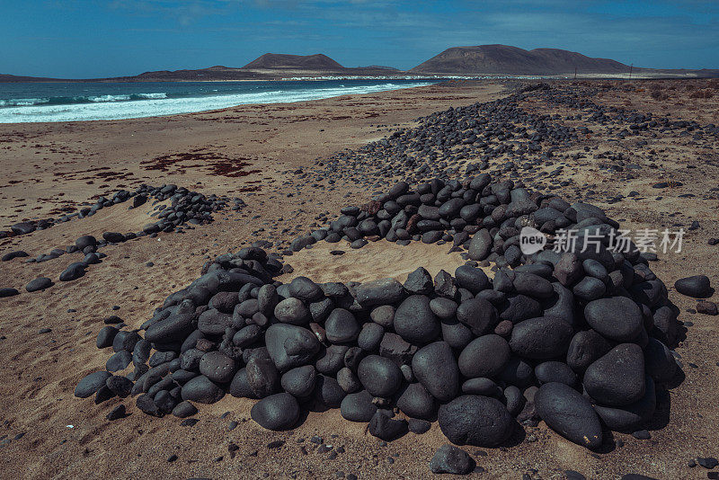 加那利群岛兰萨罗特岛的海滩和火山岩