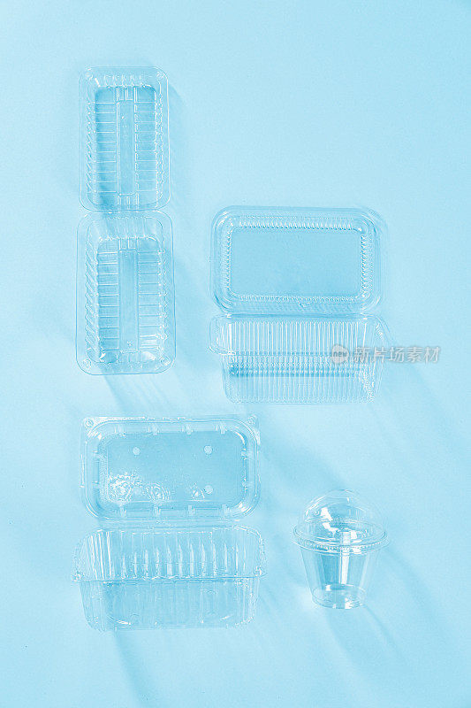 蓝色背景上的各种塑料包装。