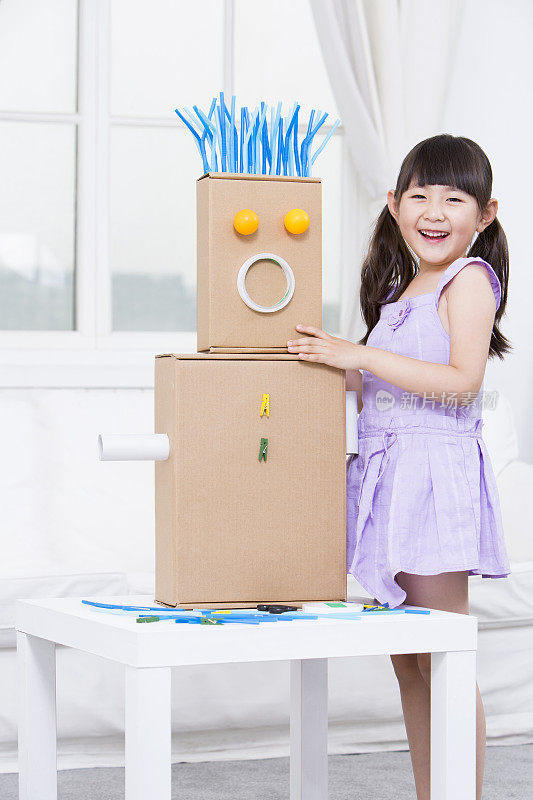 小女孩和纸盒做的机器人