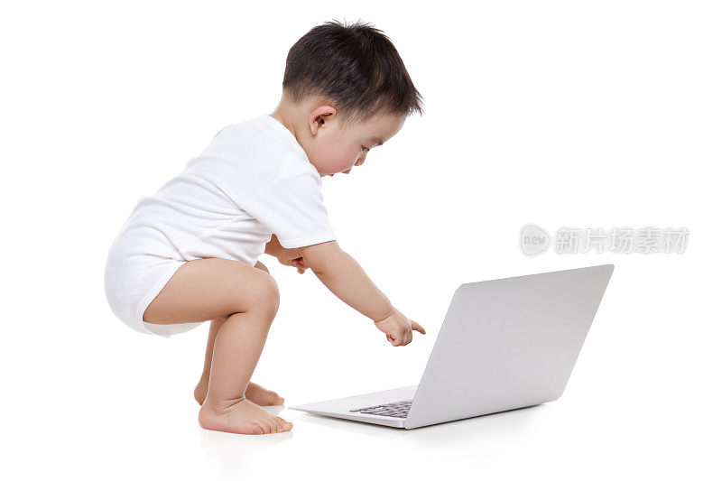 男婴和笔记本电脑