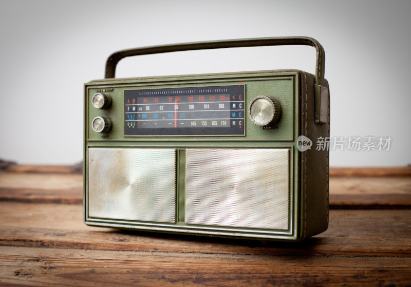 复古绿色便携式收音机坐在木桌上