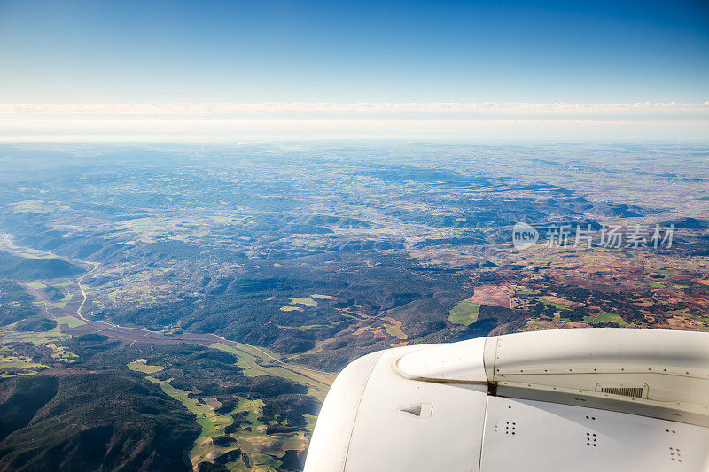 从飞机上俯瞰西班牙马德里附近的农田