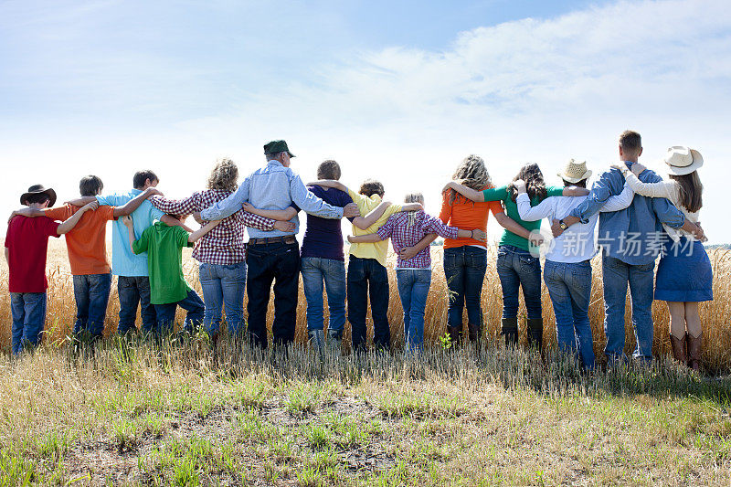基督教家庭团体向上帝祷告，感谢作物农场