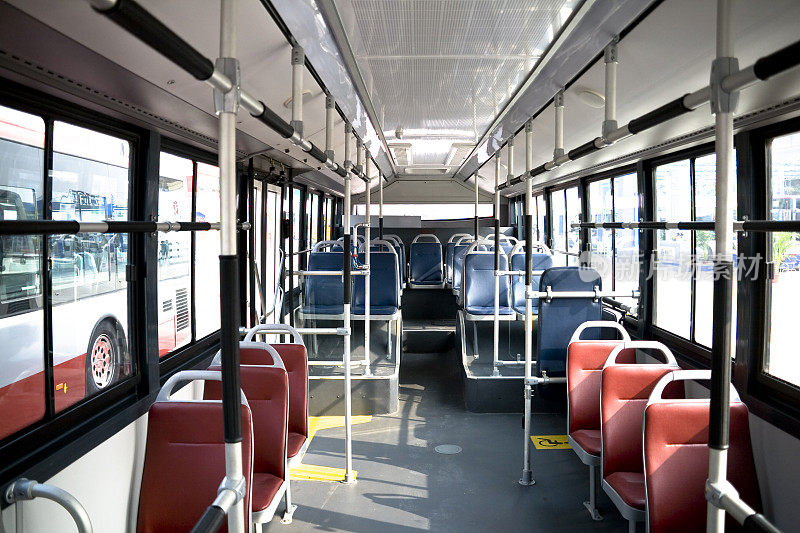 内饰在城市公交车上有红色和蓝色的座位