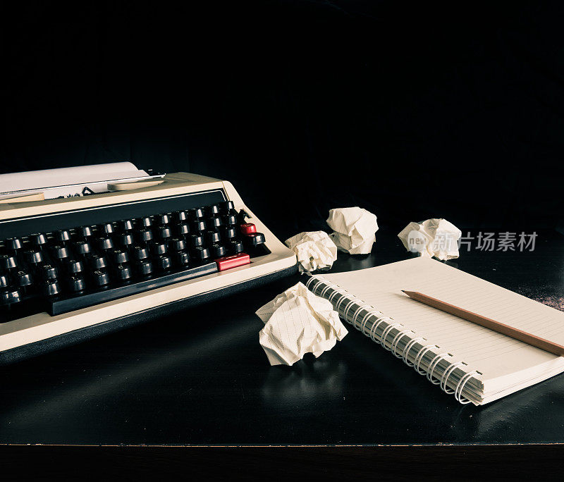 老式打字机和白纸笔记本