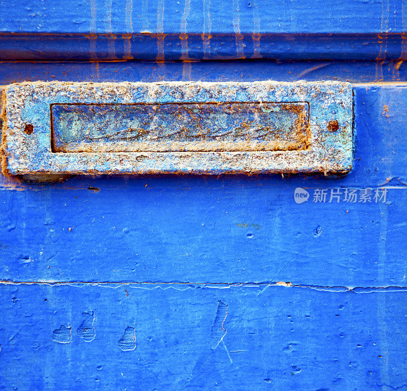 蓝色木门上的油漆已经脱落