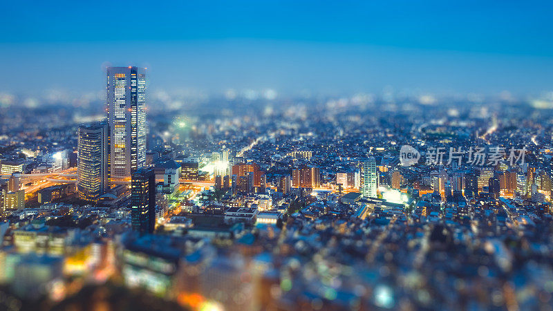 东京的高楼亮起了灯光
