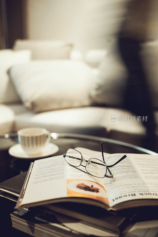客厅沙发与茶几，书，眼镜