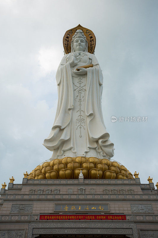 中国观音的白色大理石雕像