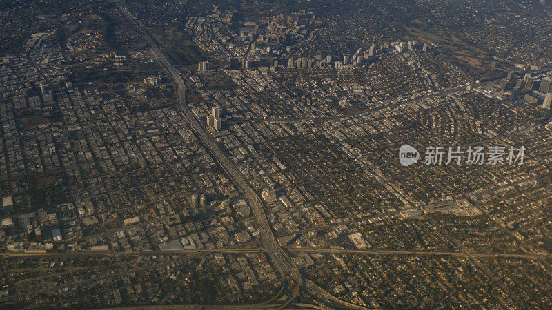飞机窗外的洛杉矶郊区鸟瞰图