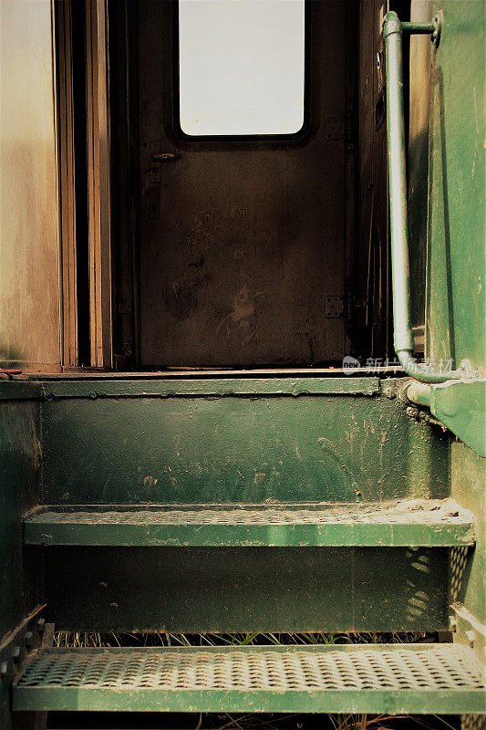 复古列车上的台阶和门
