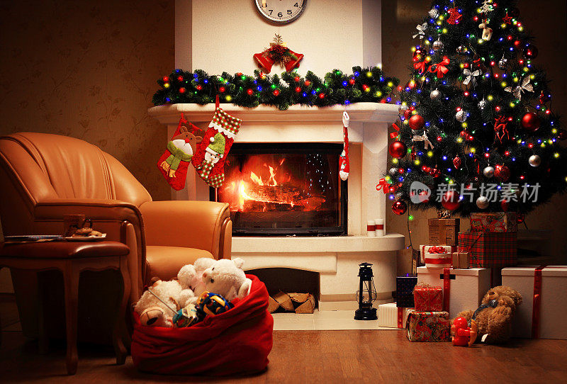 圣诞树和圣诞礼盒在室内与壁炉