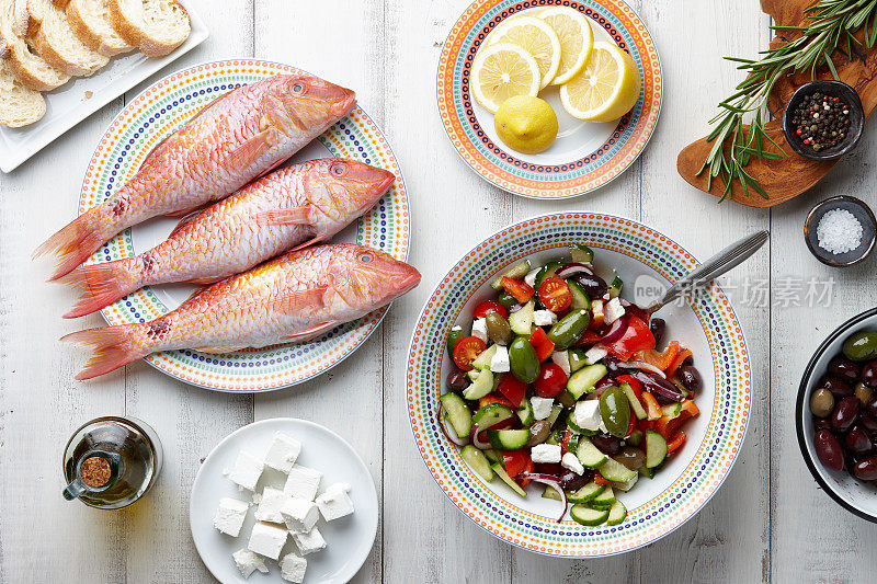 红鲻鱼和地中海菜肴烹饪