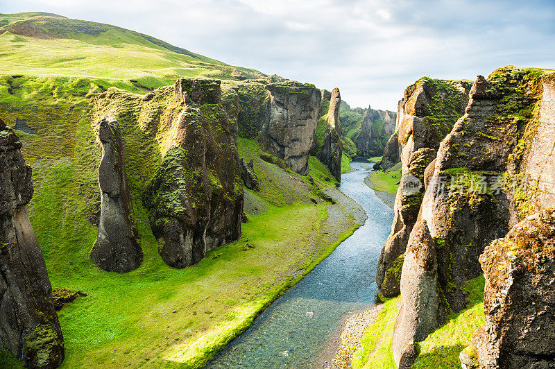 有河流和巨石的Fjadrargljufur峡谷。