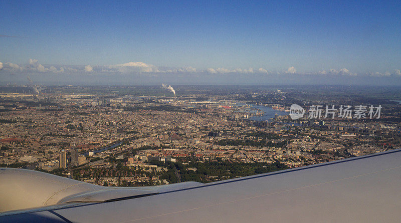 从喷气式飞机舷窗俯瞰欧洲城市阿姆斯特丹