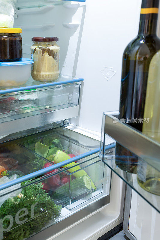 打开装满蔬菜的冰箱