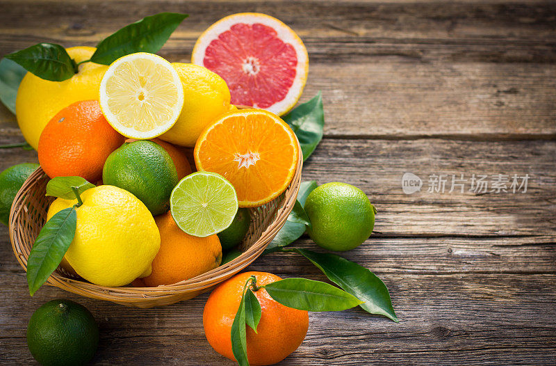 乡村桌子上的篮子里放着柑橘类水果