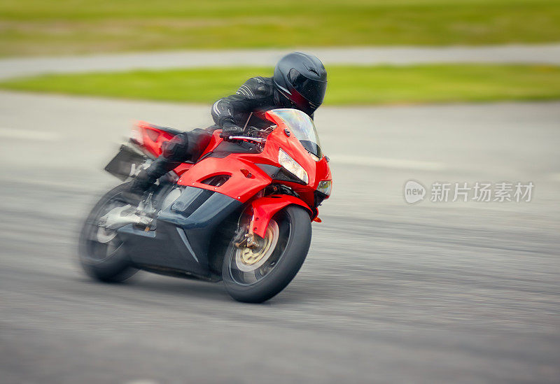 高速摩托车在赛道上飞驰。