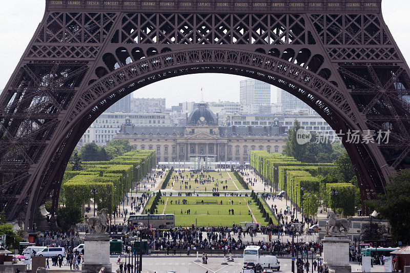 巴黎埃菲尔铁塔的拱门