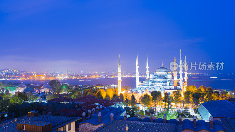夜晚，蓝色清真寺和博斯普鲁斯海峡构成了伊斯坦布尔的天际线