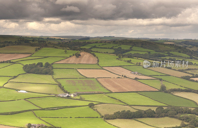 暴风雨正掠过威尔士的农田