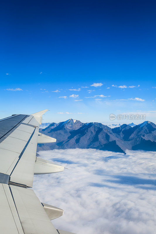 飞机机翼有蓝天，有高山