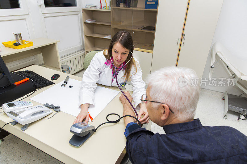 可爱的女医生给老病人测量血压