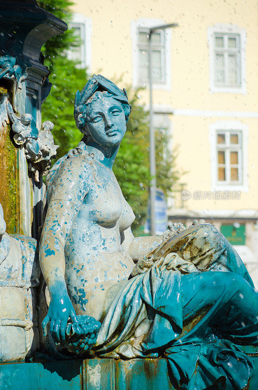葡萄牙里斯本罗西奥广场喷泉的雕像