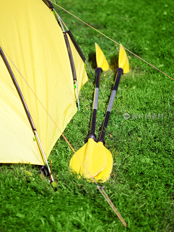 黄色露营帐篷和皮划艇桨