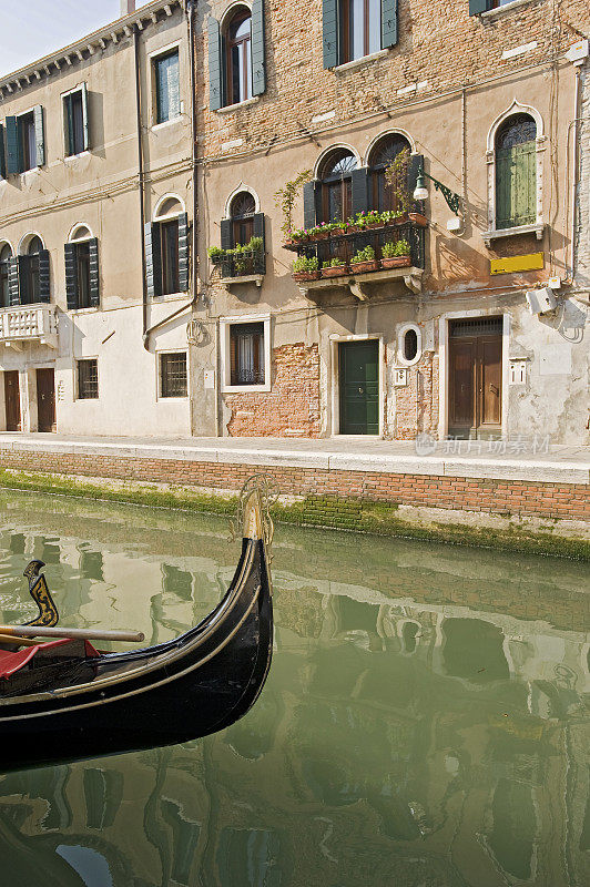 意大利威尼斯小运河里的贡多拉