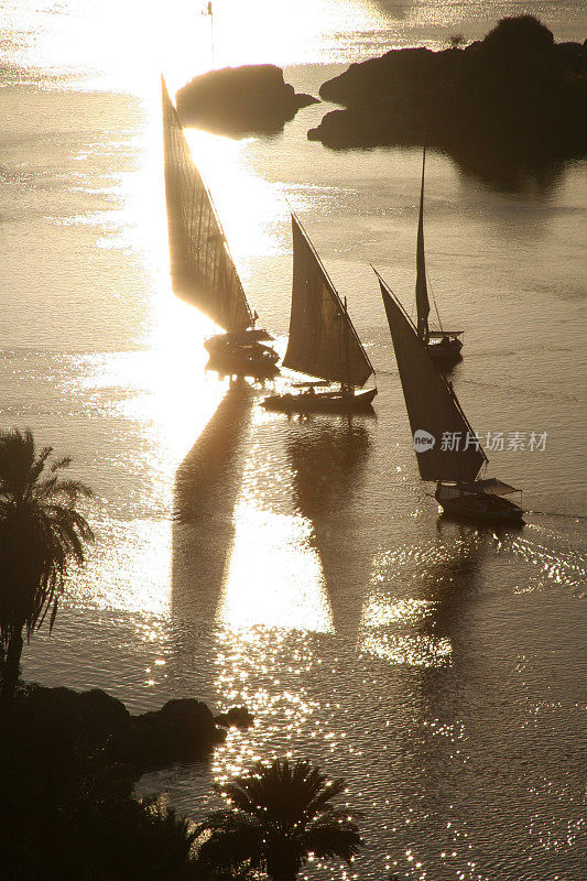 埃及阿斯旺尼罗河上日落时分的小帆船