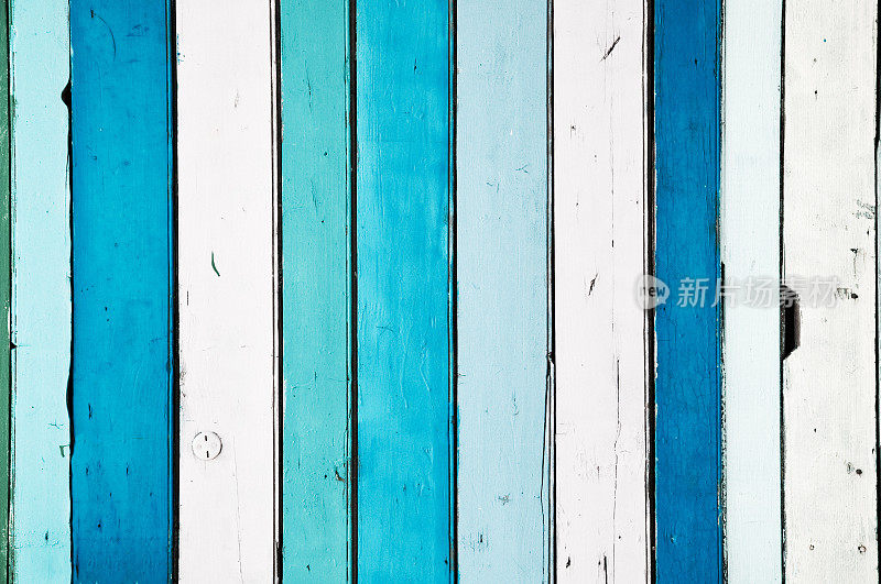 漆成白色和蓝色的木板