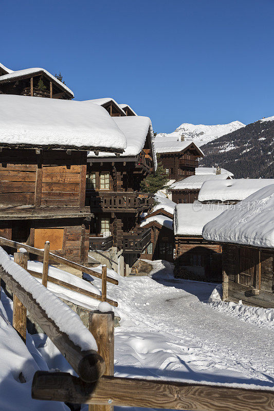 雪覆盖的瑞士高山小屋和村庄