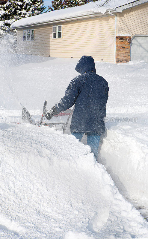 吹雪机在齐腰高雪后的暴风雪