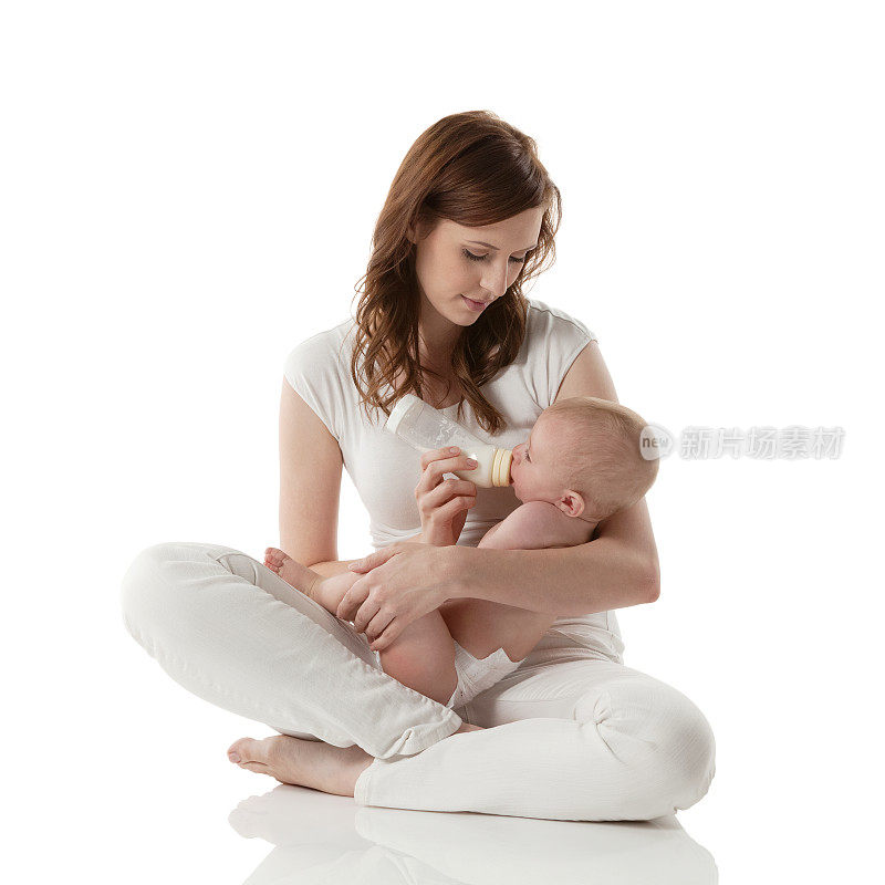 年轻的母亲正在给她的婴儿喂奶