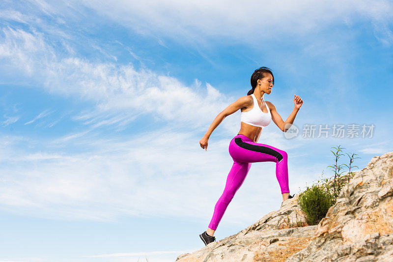 美丽的黑人女人在山里慢跑