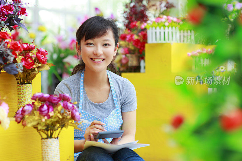 年轻漂亮的亚洲花店老板