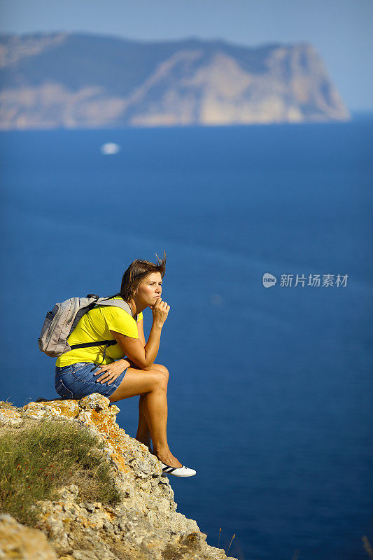 在山边的一个体贴的年轻女人