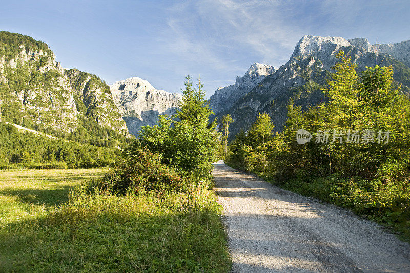 奥地利萨尔兹卡默古特，一条未铺设的道路通往山区